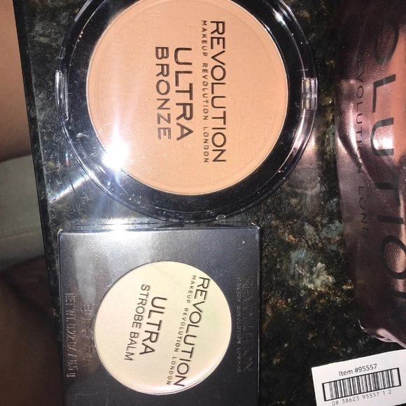 Makeup revolution bag and makeup - Picture 2 of 5